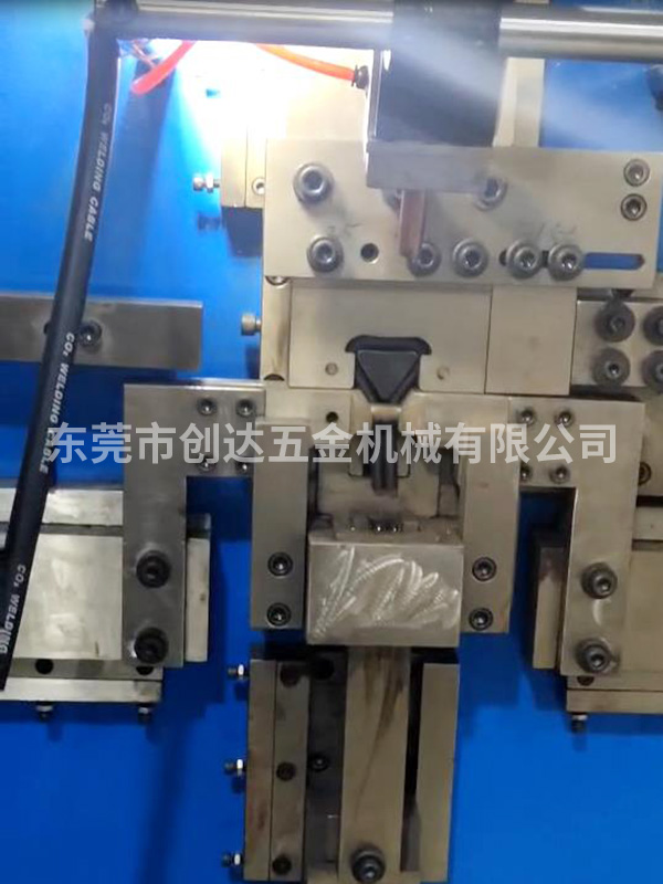 掛鉤成型機(jī)（成型、焊接、沖字?。┮徊降轿?/></a></div>
        <p class=